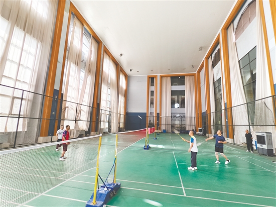 不少東北老年人喜歡到恩平過冬，他們一起運動、打牌、泡溫泉，生活自在而充實。