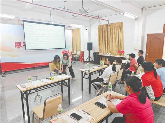 培訓(xùn)班以“理論+實(shí)操”模式開展，課程設(shè)置緊貼養(yǎng)老服務(wù)實(shí)際需求。