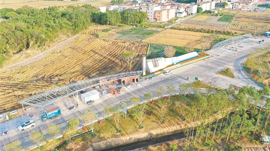 位于牛江鎮(zhèn)高速出入口，集省道驛站、超充停車場于一體的新綜合體，正在搭建鋼結(jié)構(gòu)。