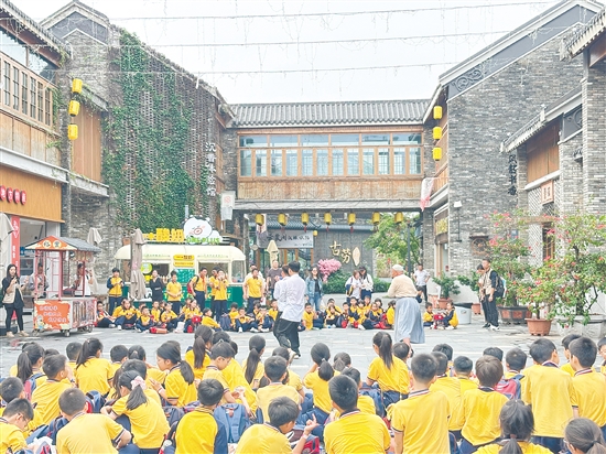 來自佛山的學生在江門古勞水鄉(xiāng)旅游區(qū)了解詠春文化。