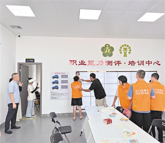 洗車中心負責(zé)人在對“喜憨兒”進行洗車培訓(xùn)。