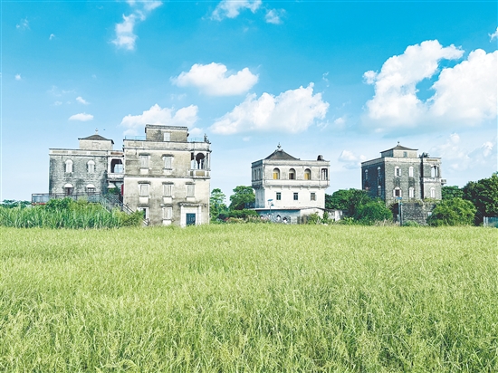 斗山鎮(zhèn)浮月村洋樓群展現(xiàn)百年前華僑對西方建筑美學的理解，它們是華僑奮斗的見證，也是華僑愛國愛鄉(xiāng)的象征。