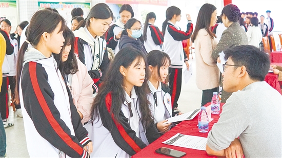 學(xué)生參加人才供需見面會，大膽推介自己。