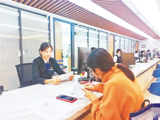 蓬江區(qū)推動政務(wù)服務(wù)窗口暖心升級，將“不打烊”服務(wù)事項從最初的752項擴(kuò)容至901項。市民辦理業(yè)務(wù)更加方便。