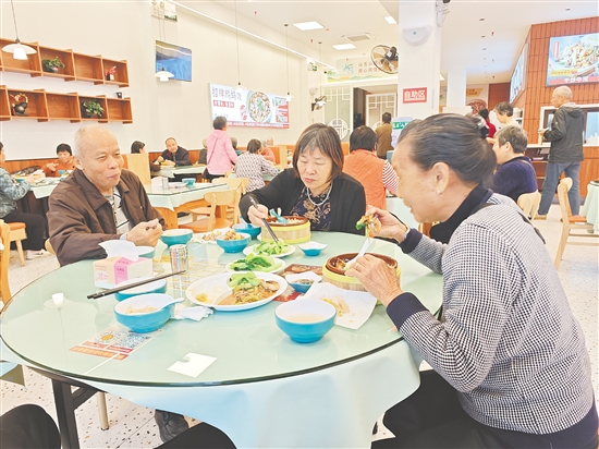 長(zhǎng)者在干凈明亮的環(huán)境中享受美味餐食。