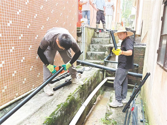 工作人員精準(zhǔn)更換老化水管2520米，徹底根除管道滲水、水質(zhì)渾濁的問題。雙合鎮(zhèn)供圖