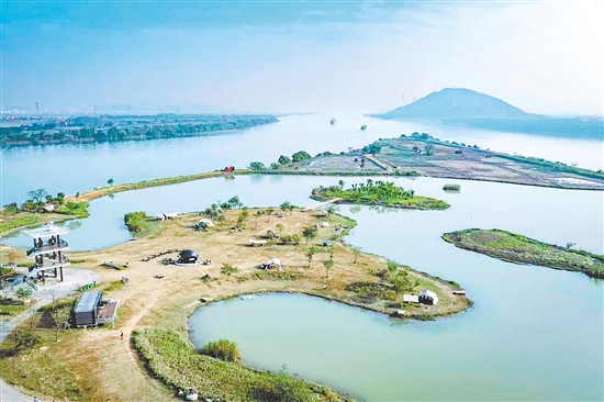 大鰲尾濕地公園位于萬里碧道南端堤岸，今年以來通過與本土企業(yè)家合作運(yùn)營，增設(shè)休閑露營地、“頭盔咖啡店”等新業(yè)態(tài)，讓水鄉(xiāng)生態(tài)與人文潮流融匯交織。