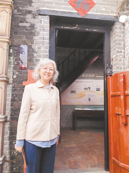 薛社普的女兒薛彥明在父親故居前合影。