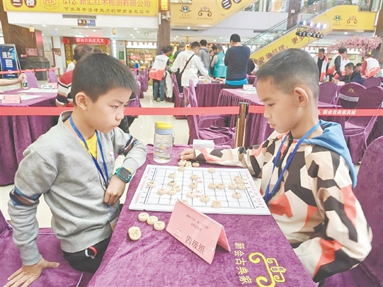 小棋手坐姿端正、神情專注。