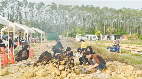 周末戶外體驗成為市民的新選擇，壘土為窯，自制泥焗雞，快樂享受鄉(xiāng)村休閑生活。