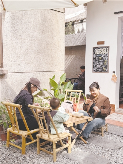 不少親子家庭到店里品嘗窯烤面包。