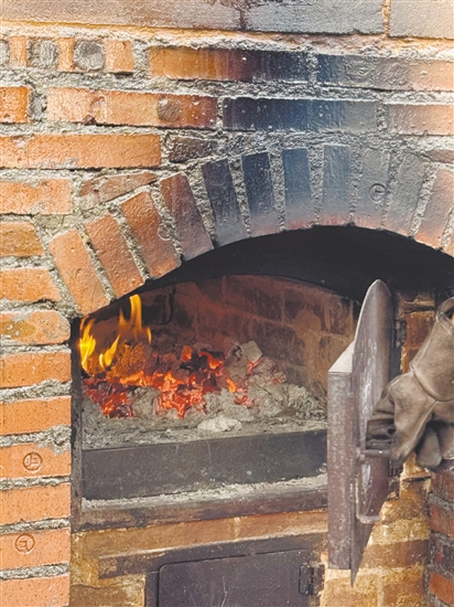 荔枝柴要燒兩個(gè)多小時(shí)，窯爐溫度到350℃以上才能烤面包。