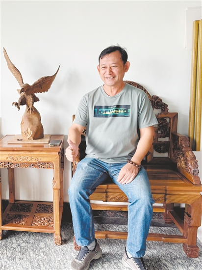 談銘欽和他收藏的金絲楠木家具。