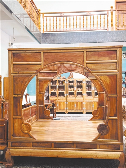 由金絲楠木制成的床。