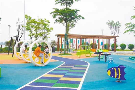 潭江生態(tài)濕地長(zhǎng)廊內(nèi)精心打造的“漁趣”兒童主題樂(lè)園，成為廣受市民歡迎的家庭休閑新地標(biāo)。