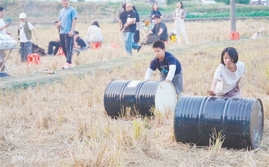 孩子在玩耍中親近自然。