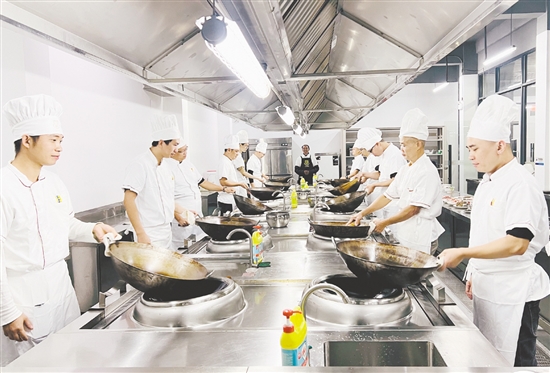 開平市人社局深入調(diào)研群眾就業(yè)意愿與本地產(chǎn)業(yè)發(fā)展方向，精心開設(shè)中醫(yī)、烹飪、家政等多類實用課程，力求做到按需培訓(xùn)，讓學(xué)員學(xué)有所用、學(xué)有所成。