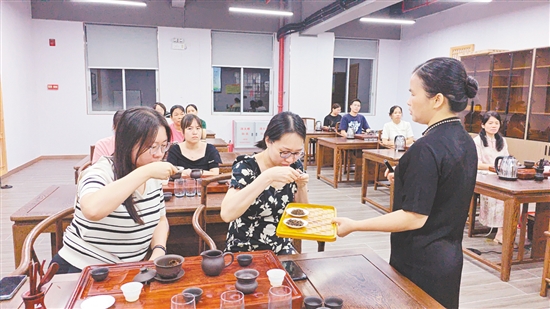 職工學(xué)員通過茶藝培訓(xùn)，了解傳統(tǒng)茶道禮儀。