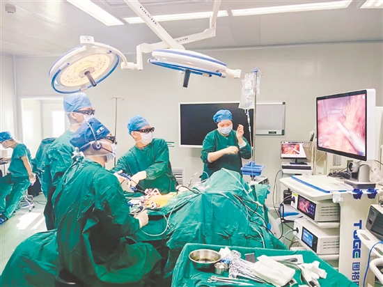 宋武(左二)主刀的3D腹腔鏡右半結(jié)腸癌根治術(shù)吸引了全國5000余名胃腸外科同行在線觀摩。