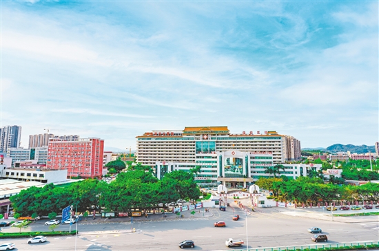 開平市中心醫(yī)院作為江門地區(qū)唯一的縣級三級甲等綜合醫(yī)院，2023年國考獲評“B”級，連續(xù)多年躋身全國百強(qiáng)縣級綜合醫(yī)院，具備承接優(yōu)質(zhì)資源下沉的堅(jiān)實(shí)基礎(chǔ)。