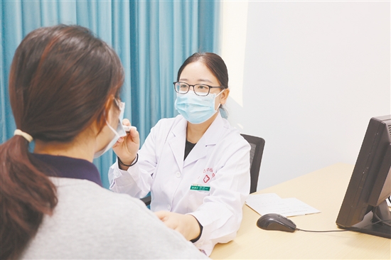 掛職開平市中心醫(yī)院神經(jīng)內(nèi)科主任中山大學(xué)附屬第一醫(yī)院副主任醫(yī)師孫遜沙正在看診。