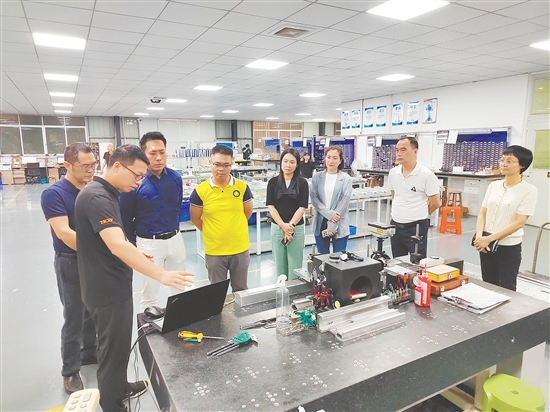 5月27日，區(qū)政協(xié)提案和聯(lián)絡(luò)委員會委員到廣東天功自動化科技有限公司進行調(diào)研。