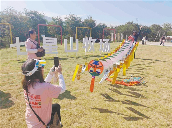 雙水山地風(fēng)箏造型別致，現(xiàn)場(chǎng)放飛的“蜈蚣”風(fēng)箏長(zhǎng)度超過(guò)6米，引人矚目。