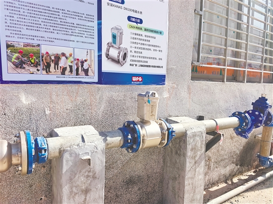 如今，崖門鎮(zhèn)田邊村供水管網(wǎng)全面更新改造，管網(wǎng)漏損率實現(xiàn)在線監(jiān)測，美麗的村莊終于迎來了“放心水”。