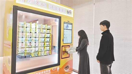 今年以來，一款智能溫控售賣機(jī)悄然進(jìn)駐廣州、江門等地的近30個校園、政務(wù)服務(wù)中心、醫(yī)院及寫字樓等點(diǎn)位。