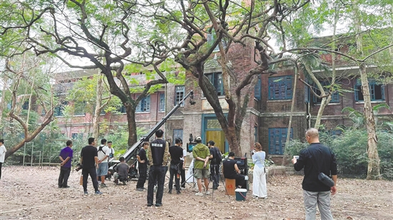 《捕風(fēng)追影》中“跟蹤隊(duì)”與“盜匪團(tuán)”的多場(chǎng)關(guān)鍵對(duì)手戲均在臺(tái)山拍攝。