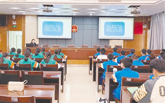 檢察官走進(jìn)鶴山市未成年人法治教育基地，為學(xué)生們帶來一堂生動的法治課。