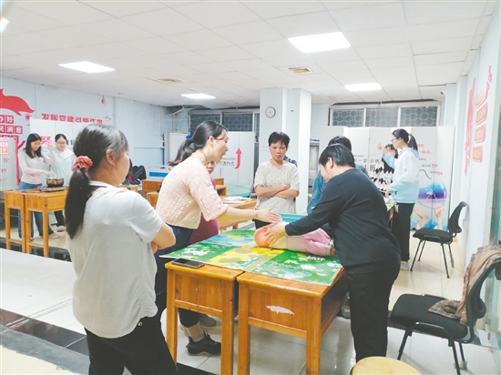 鶴山市大力推進“南粵家政”工程，助力家政從業(yè)人員提高技能水平。