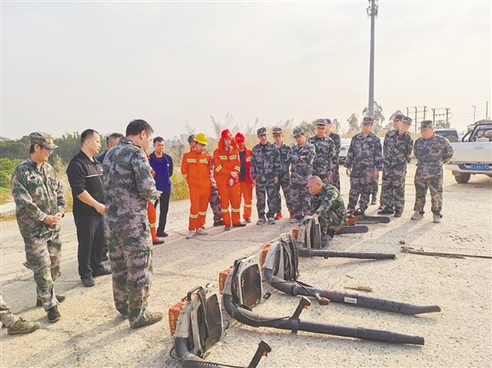 址山鎮(zhèn)組織鎮(zhèn)應(yīng)急辦、消防站、應(yīng)急救援隊(duì)伍和護(hù)林員近40人學(xué)習(xí)滅火裝備的正確使用方法。