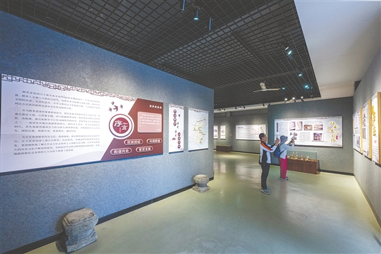 霄南鮮卑古村落文化館全方位展示霄南村的鮮卑歷史和文化底蘊(yùn)，打造鮮卑古村落研學(xué)、閱讀和寫作交流平臺(tái)。