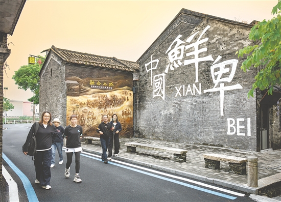 村中的特色墻繪盡顯鮮卑風(fēng)情。