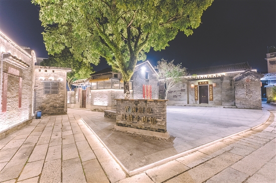 霄南村成功引進(jìn)鳳凰樹下咖啡店、歐葉啤酒小酒館、一盞沉香體驗(yàn)館等品牌，打造地域特產(chǎn)展銷“窗口”。