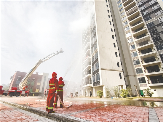 此次演練強(qiáng)化部門協(xié)同，提升高層建筑火災(zāi)應(yīng)急處置能力。