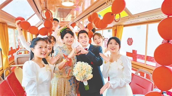 車廂內(nèi)外掛滿紅燈籠，讓整輛巴士洋溢著熱鬧的婚禮氣息。