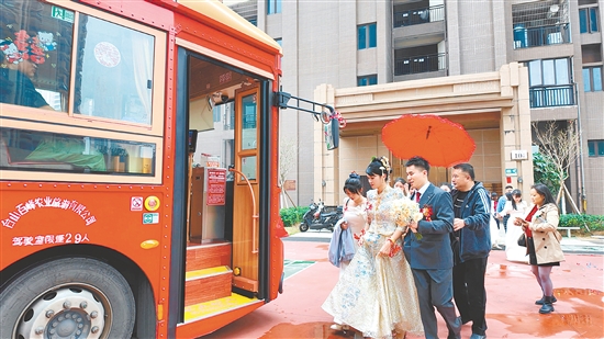 “新寧號”觀光巴士的裝飾充滿濃厚喜慶氛圍，車身上密密麻麻寫滿對新人的祝福語，字里行間滿是真誠與美好。