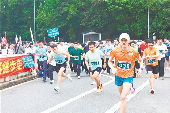 男子青年組率先出發(fā)，朝氣蓬勃。