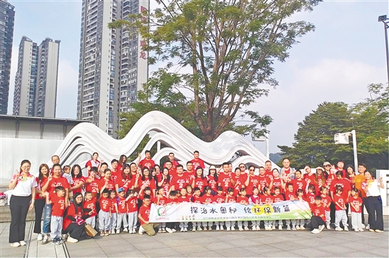 70多名參加活動(dòng)的孩子和家長(zhǎng)合影留念。