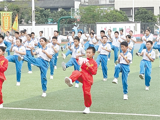 學(xué)生代表隊生動展示鶴山在校園大課間建設(shè)方面取得的成果。