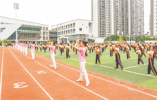 展演期間，華南理工大學(xué)學(xué)生與鶴山學(xué)子同臺表演了藝術(shù)體操與啦啦操。