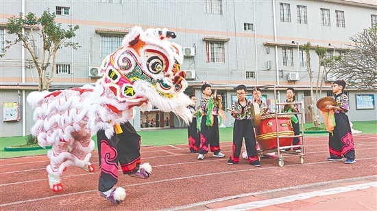 鶴城鎮(zhèn)第一小學(xué)大力推動“醒獅文化進(jìn)校園”，鼓勵和引導(dǎo)學(xué)生傳承和發(fā)揚鶴山獅藝。