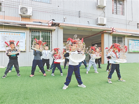 獅藝隊設(shè)置了“基礎(chǔ)班”與“提高班”，滿足不同水平學(xué)生的學(xué)習(xí)需求。