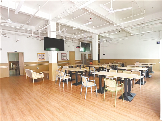 恩平全市初步建成縣級(jí)居家養(yǎng)老服務(wù)中心、鎮(zhèn)（街）級(jí)日間照料中心、村（社區(qū)）級(jí)居家養(yǎng)老服務(wù)中心等各類養(yǎng)老服務(wù)設(shè)施122家。