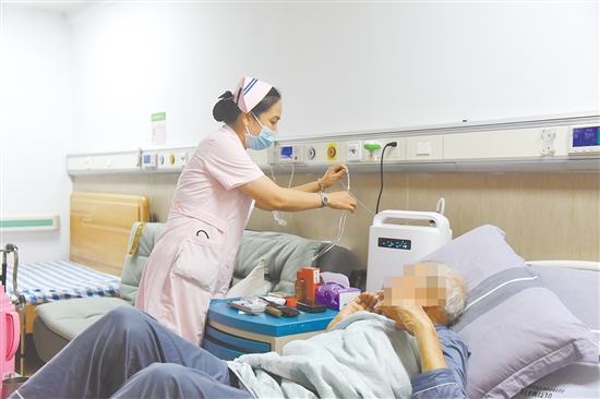 位于大槐鎮(zhèn)的恩平市第四人民醫(yī)院于今年5月晉升為二級(jí)綜合醫(yī)院，并啟用醫(yī)康養(yǎng)服務(wù)中心，探索“醫(yī)療+康復(fù)+養(yǎng)老”三位一體服務(wù)模式。