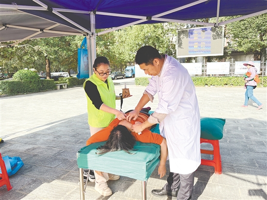 醫(yī)療專家及護理人員為群眾提供專業(yè)的診療、咨詢與健康檢查服務(wù)。