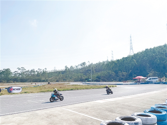 小選手們?cè)诒荣愔姓故緣簭澕夹g(shù)。