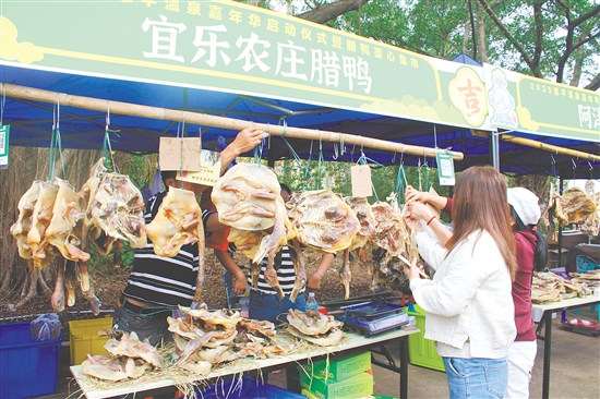 集市上臘鴨飄香，吸引廣大市民游客選購。